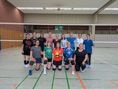 Erstes Mannschaftsfoto der USC Volleyball-Damenmannschaft.